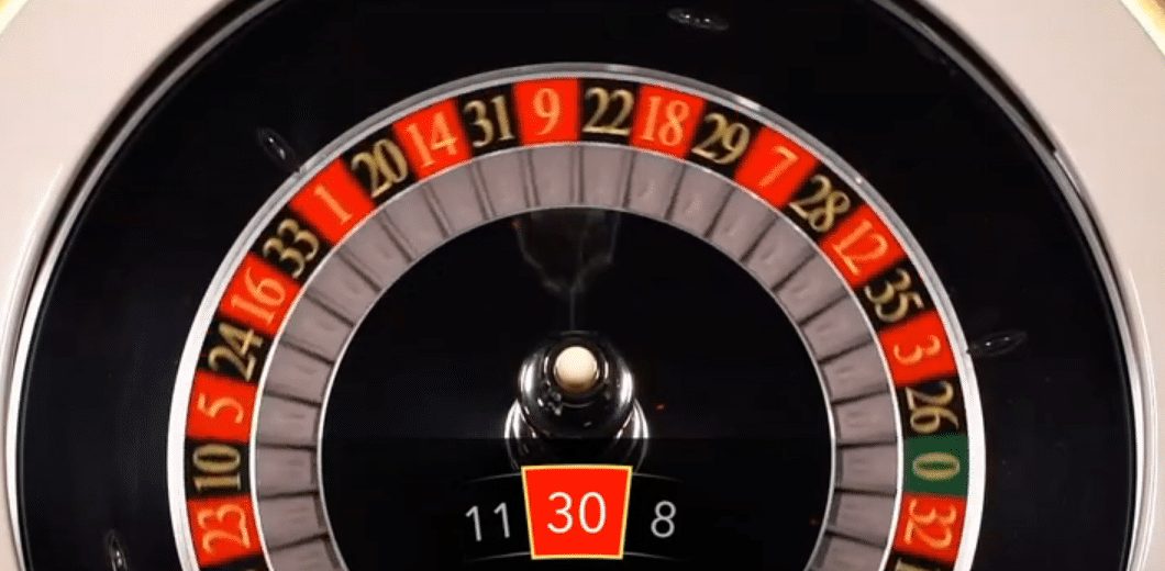 Rueda de Lightning Roulette con el número 30 marcado en rojo como número ganador
